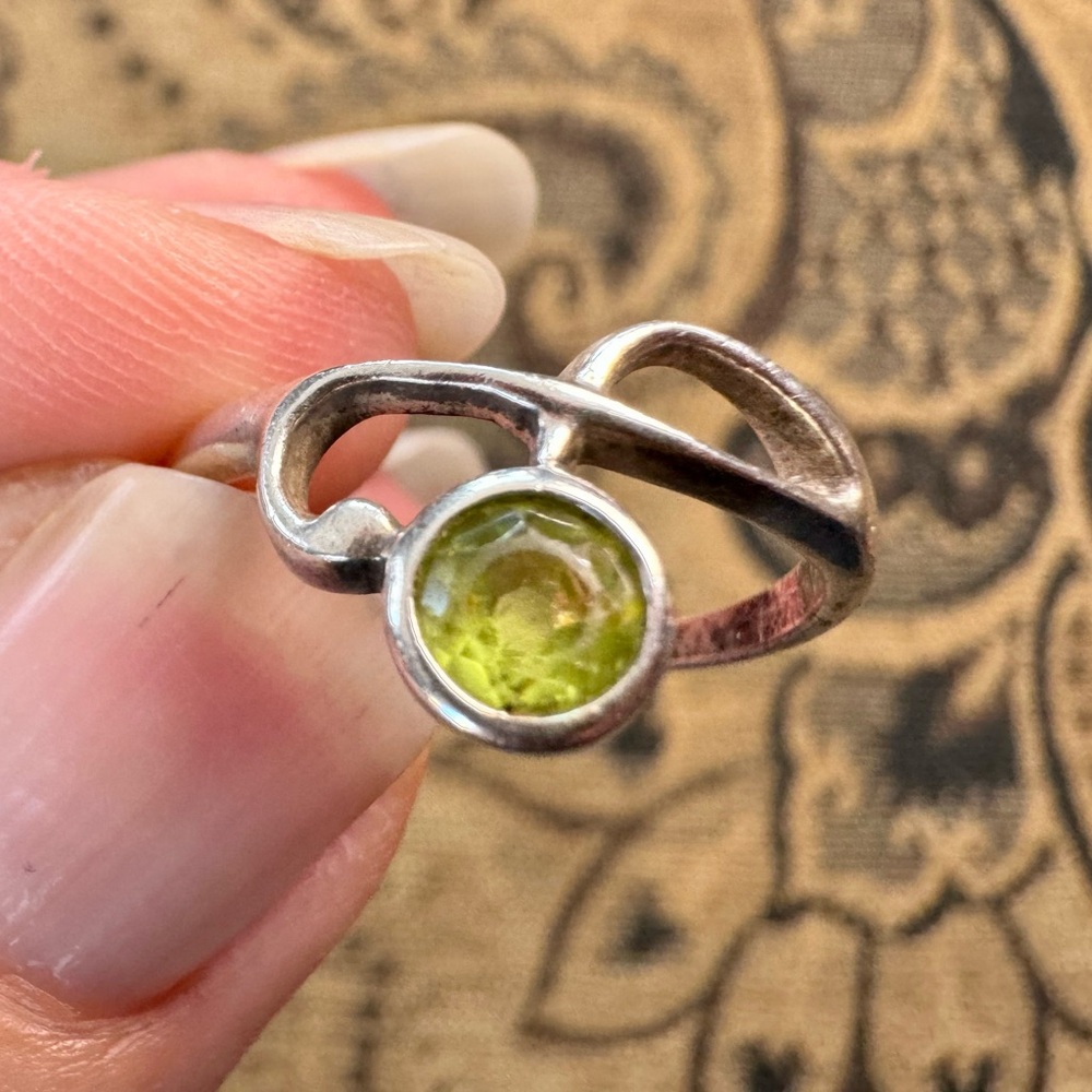 Sterling silver and peridot ring